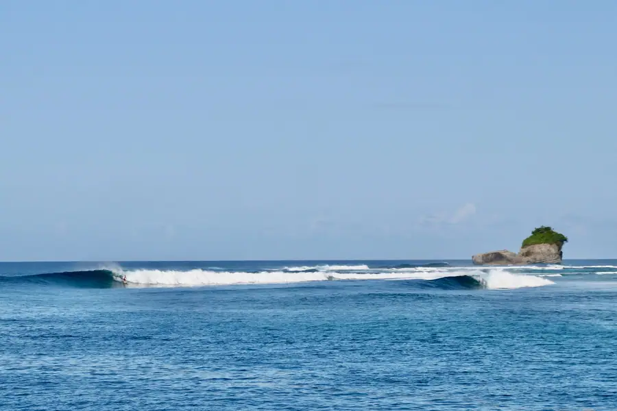 Max's Right peeling past the sea stack